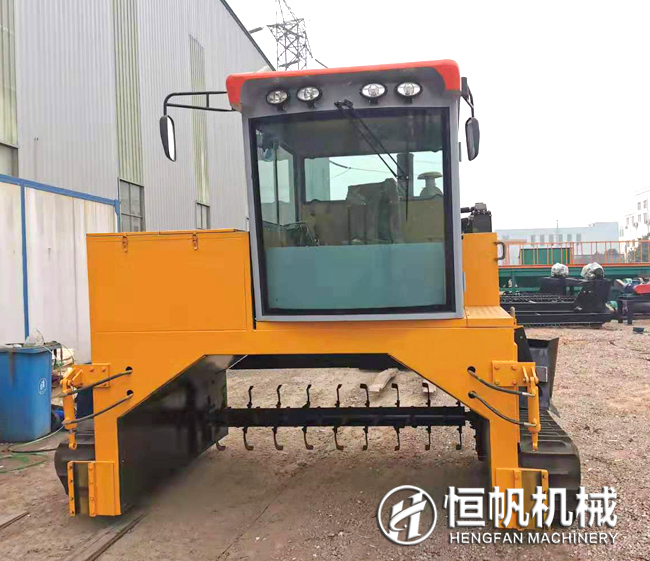 養(yǎng)殖場(chǎng)糞便如何發(fā)酵?怎么利用秸稈和畜禽糞堆制成有機(jī)肥?(圖2) 履帶翻拋機(jī)