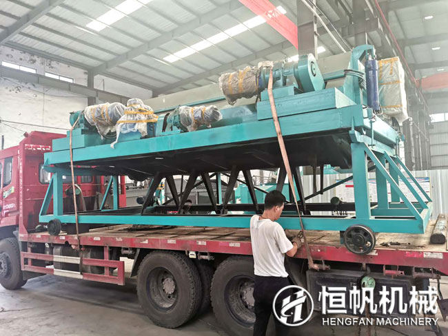 “私人訂制”六米寬槽式翻堆機(jī)發(fā)送至山西(圖2) 翻拋機(jī)