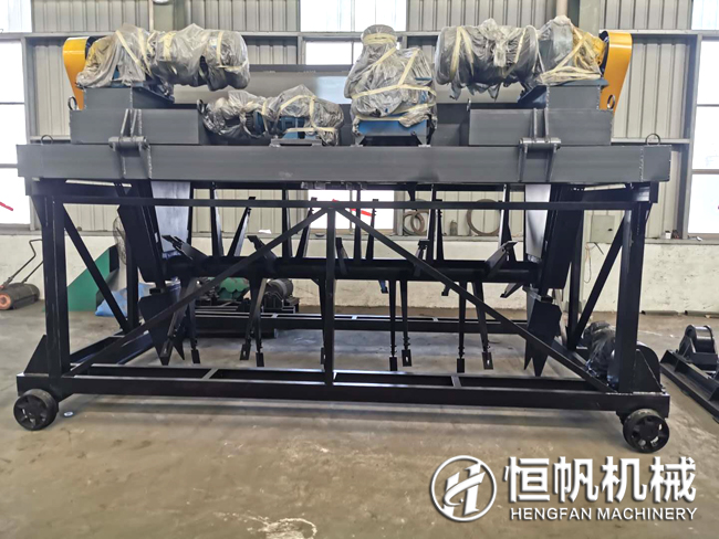 一套有機肥生產設備一共大概需要多少錢?(圖2) 槽式翻堆機