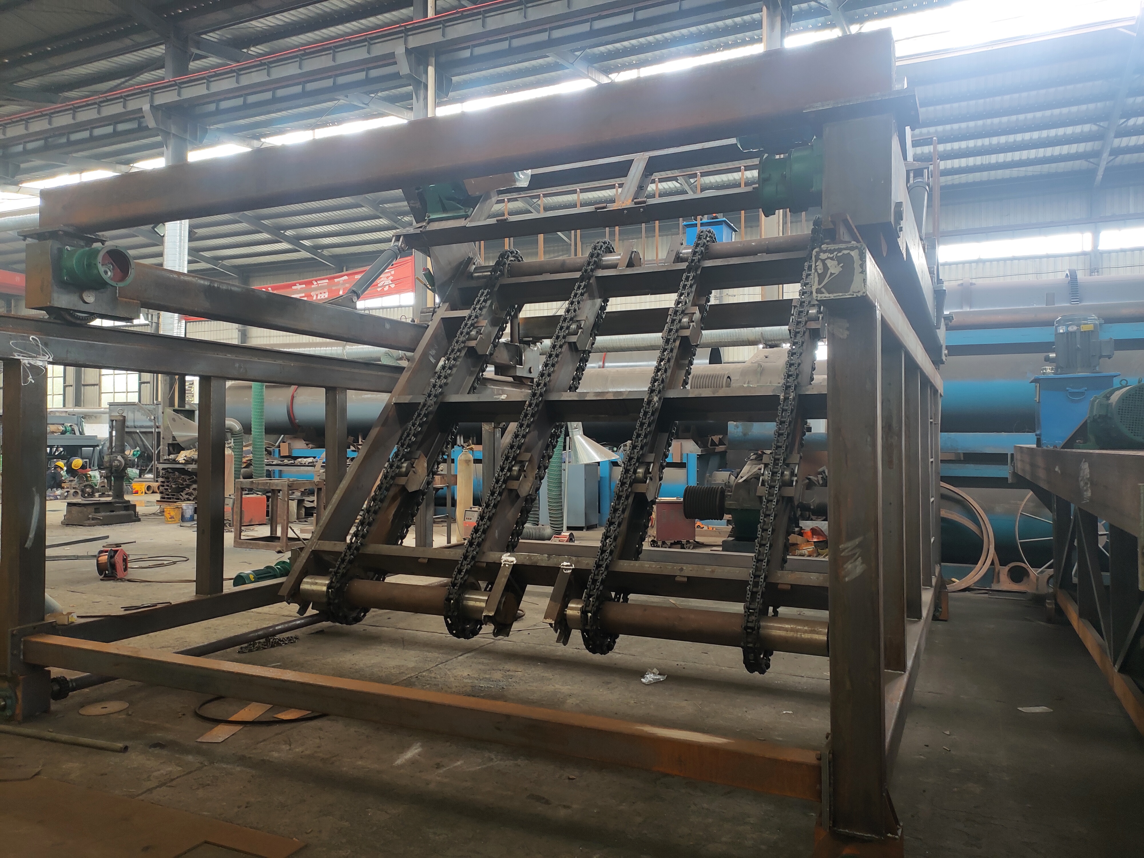 兩種常見的有機肥翻堆設備在功能和設計上存在一些區(qū)別(圖1) 兩種常見的有機肥翻堆設備在功能和設計上存在一些區(qū)別(圖1)